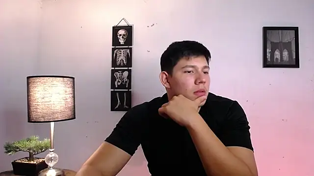 Snapshot of JamesCr_ chatting on November 19, 1:05 am JamesCr online show from November 19, 1:05 am