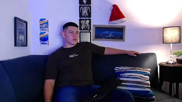 Snapshot of JamesCr_ chatting on November 29, 2:25 am JamesCr online show from November 29, 2:25 am