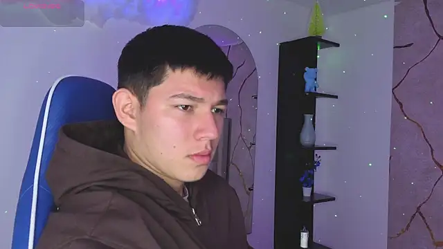 Snapshot of JamesCr_ chatting on May 11, 12:33 pm JamesCr online show from May 11, 12:33 pm