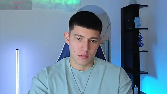 Snapshot of JamesCr_ chatting on June 5, 12:22 pm JamesCr online show from June 5, 12:22 pm