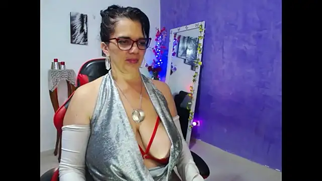 Snapshot of sarasmith3 chatting on February 4, 2:39 am sarasmith3 online show from February 4, 2:39 am