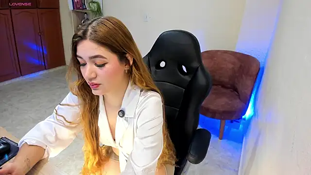 Snapshot of Nathalie_29 chatting on May 13, 1:30 pm Nathalie 29 online show from May 13, 1:30 pm