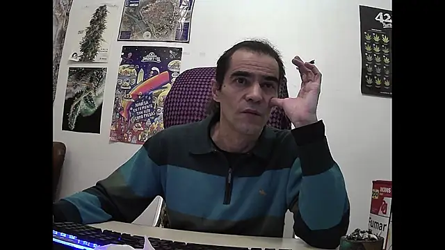 Snapshot of ReyDeBotones chatting on April 8, 9:48 pm ReyDeBotones online show from April 8, 9:48 pm