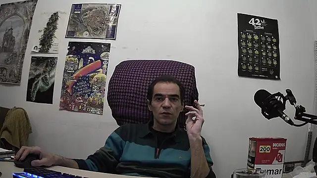 Snapshot of ReyDeBotones chatting on April 16, 9:39 pm ReyDeBotones online show from April 16, 9:39 pm