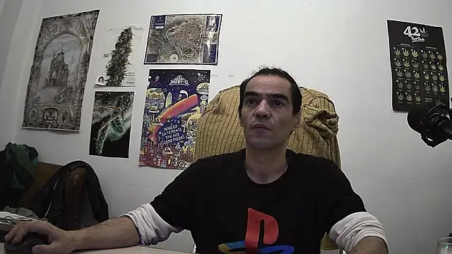 Snapshot of ReyDeBotones chatting on April 18, 7:40 pm ReyDeBotones online show from April 18, 7:40 pm