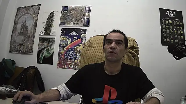 Snapshot of ReyDeBotones chatting on April 18, 7:58 pm ReyDeBotones online show from April 18, 7:58 pm