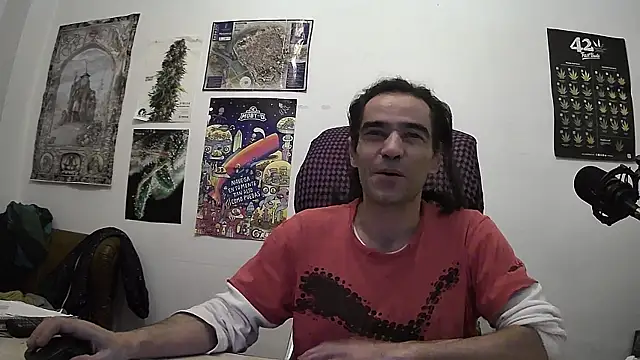 Snapshot of ReyDeBotones chatting on April 19, 8:33 pm ReyDeBotones online show from April 19, 8:33 pm