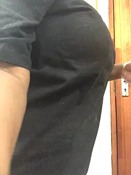 Snapshot of servingBigTitis chatting on February 4, 6:36 am servingBigTitis online show from February 4, 6:36 am