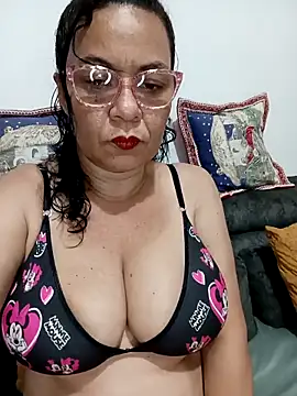 Snapshot of thefuckingowneroftits chatting on November 30, 3:32 am thefuckingowneroftits online show from November 30, 3:32 am