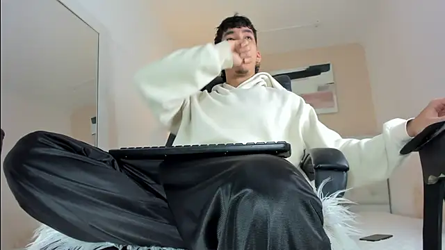 ISAAC CRYSTON online show from December 22, 7:55 pm