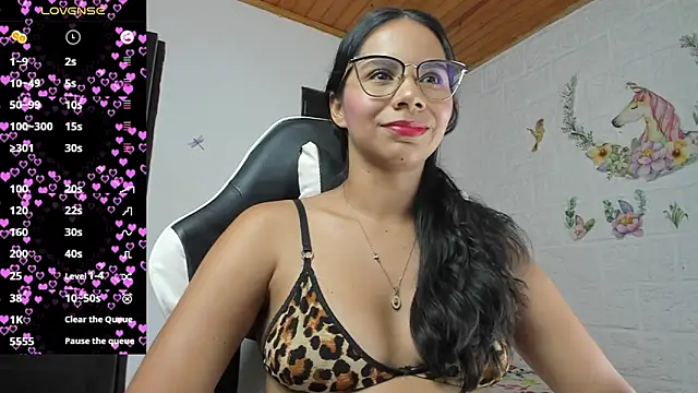 Snapshot of alisson_hoffman05 chatting on May 16, 12:29 am alisson hoffman05 online show from May 16, 12:29 am