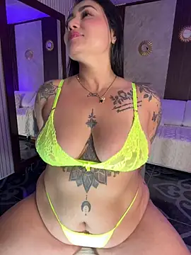 Snapshot of Madissonlove_1 chatting on May 4, 12:06 am Madissonlove 1 online show from May 4, 12:06 am