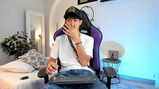 NovaaWheler online show from February 11, 4:44 am