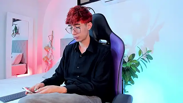 NovaaWheler online show from March 3, 4:25 am