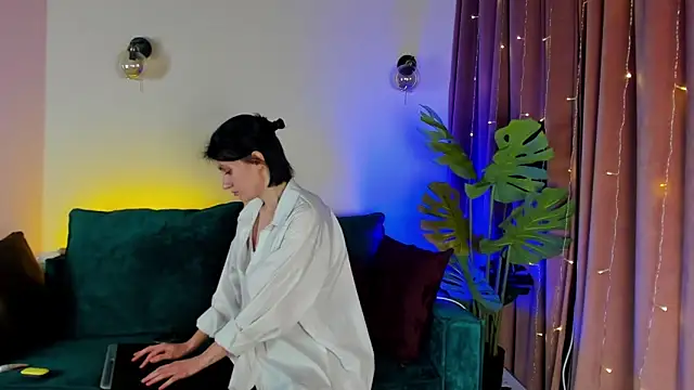 roxy riot  online show from February 15, 1:21 am