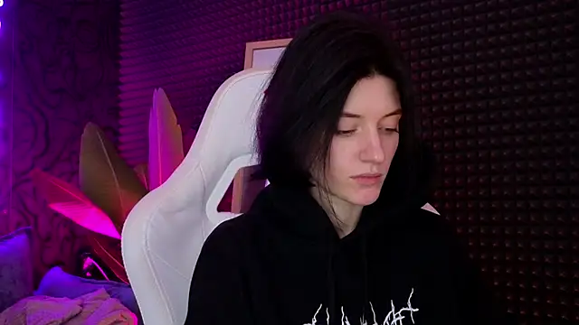 roxy riot  online show from March 17, 4:51 am