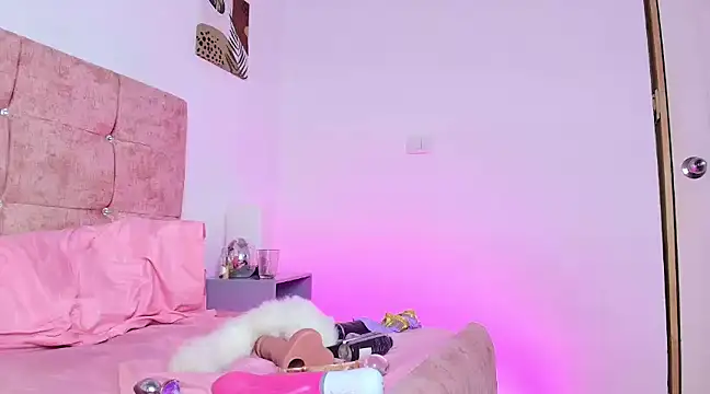 Skye Moore online show from February 24, 10:25 pm