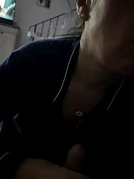 Snapshot of EMIeISL chatting on October 31, 9:27 pm EMIeISL online show from October 31, 9:27 pm