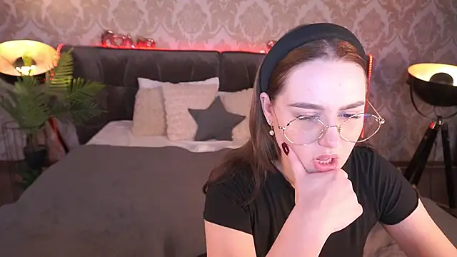 Snapshot of DivineJass chatting on February 27, 12:21 am DivineJass online show from February 27, 12:21 am