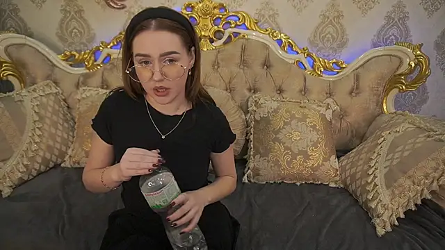 Snapshot of DivineJass chatting on March 6, 1:05 am DivineJass online show from March 6, 1:05 am