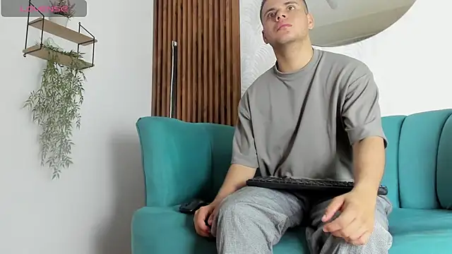 Snapshot of Sebastian_Phoenix chatting on February 17, 11:44 am Sebastian Phoenix online show from February 17, 11:44 am