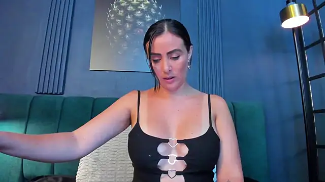 scarlet edwars online show from April 24, 2:08 pm