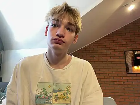 Snapshot of Julian_wins chatting on February 24, 7:44 am Julian wins online show from February 24, 7:44 am