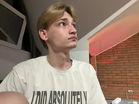 Snapshot of Julian_wins chatting on March 19, 8:22 pm Julian wins online show from March 19, 8:22 pm