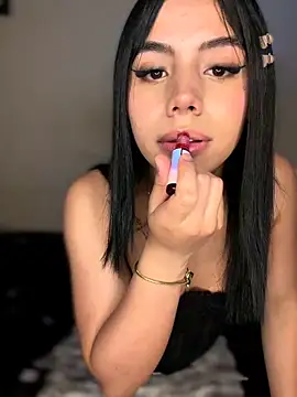 Laura-Khalifa online show from March 8, 7:45 am