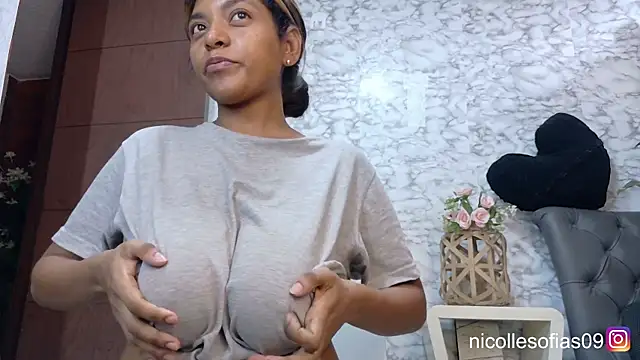 nicollesofia2 online show from June 9, 5:24 pm