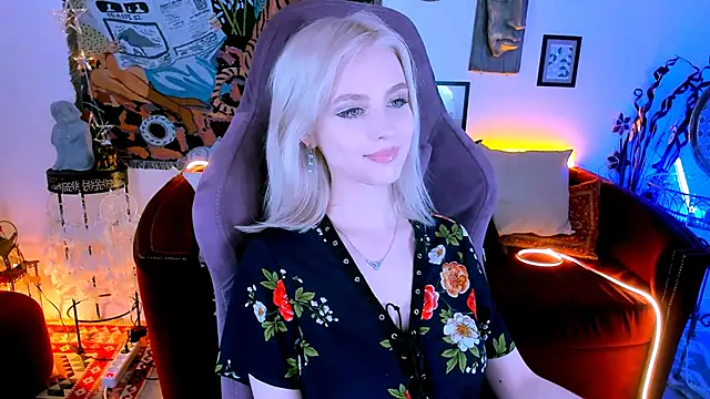 Snapshot of LeonaStane chatting on February 9, 8:13 pm LeonaStane online show from February 9, 8:13 pm