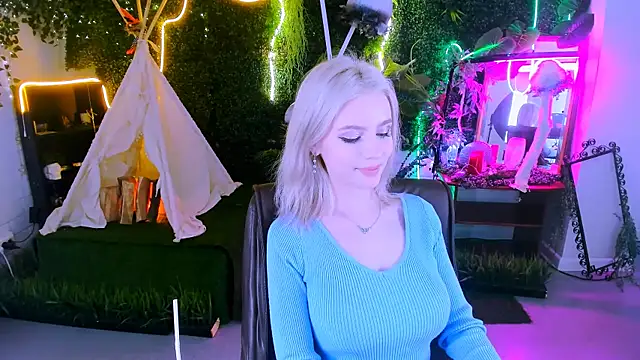 Snapshot of LeonaStane chatting on February 13, 8:13 pm LeonaStane online show from February 13, 8:13 pm