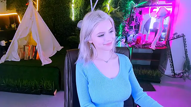 Snapshot of LeonaStane chatting on February 14, 3:11 am LeonaStane online show from February 14, 3:11 am