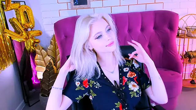 Snapshot of LeonaStane chatting on March 8, 5:01 pm LeonaStane online show from March 8, 5:01 pm