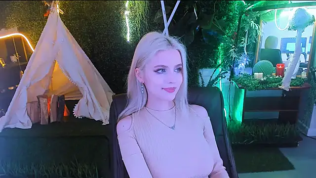 Snapshot of LeonaStane chatting on March 22, 12:39 am LeonaStane online show from March 22, 12:39 am