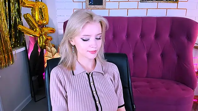 Snapshot of LeonaStane chatting on September 18, 5:04 pm LeonaStane online show from September 18, 5:04 pm