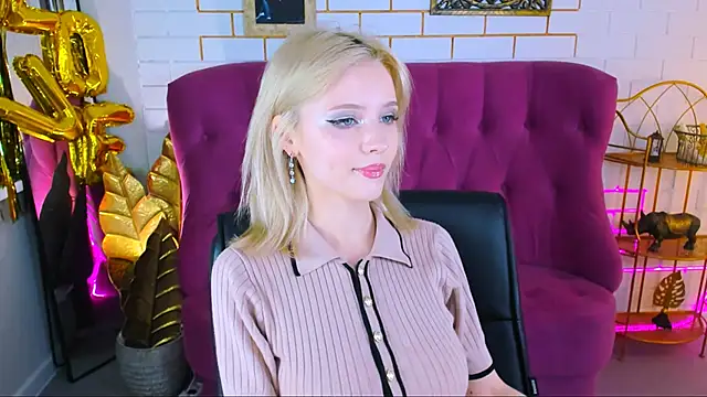 Snapshot of LeonaStane chatting on October 2, 4:58 pm LeonaStane online show from October 2, 4:58 pm