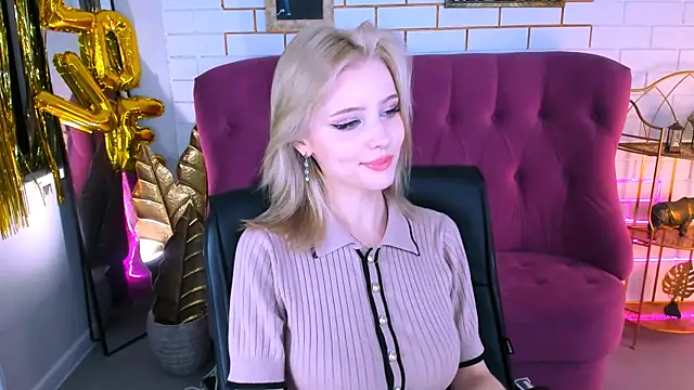 Snapshot of LeonaStane chatting on October 16, 5:03 pm LeonaStane online show from October 16, 5:03 pm