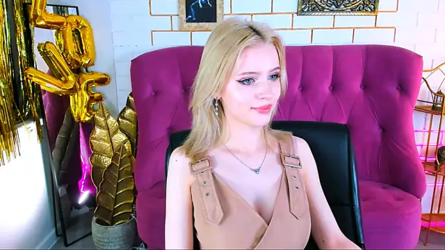 Snapshot of LeonaStane chatting on October 25, 4:57 pm LeonaStane online show from October 25, 4:57 pm