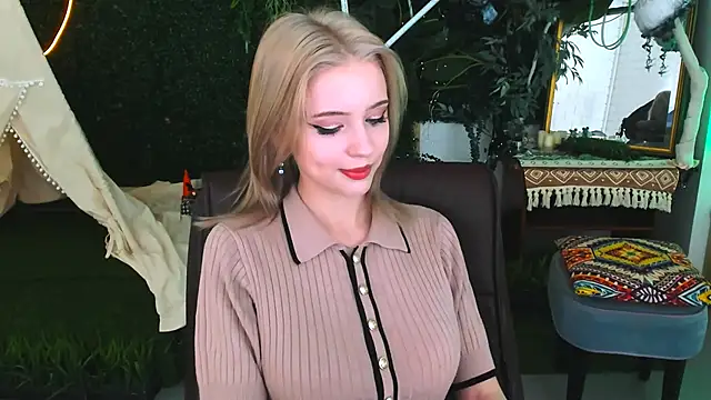 Snapshot of LeonaStane chatting on December 3, 5:55 pm LeonaStane online show from December 3, 5:55 pm