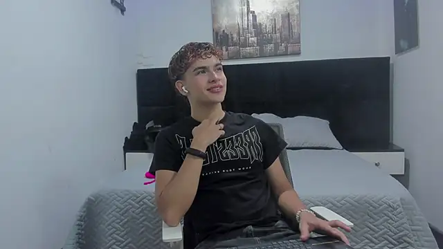 Aiiden 15 online show from October 22, 12:49 pm