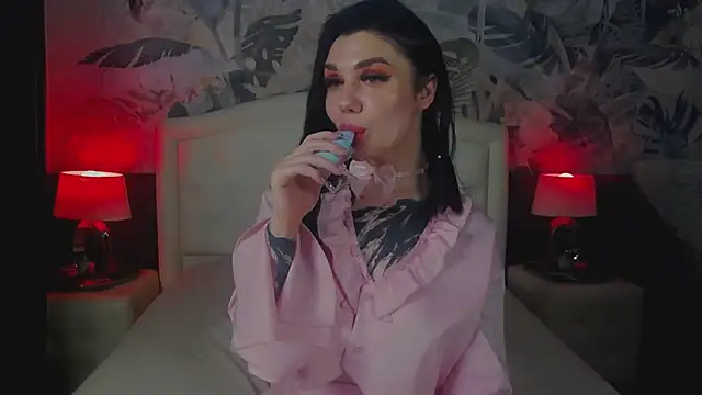 Snapshot of MaeveMoon chatting on May 20, 2:18 am MaeveMoon online show from May 20, 2:18 am