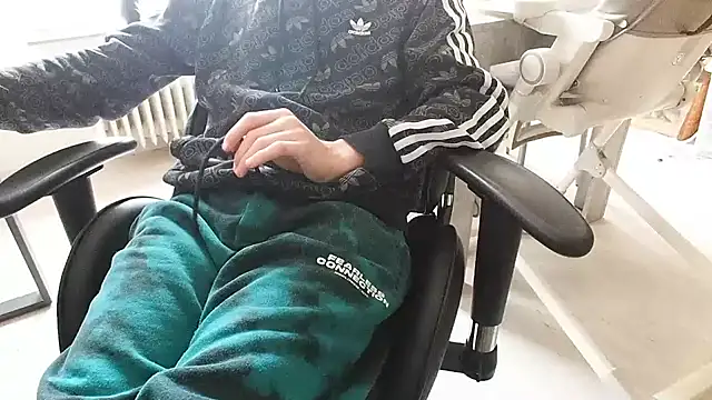 Snapshot of ademandjulia chatting on February 13, 12:01 pm ademandjulia online show from February 13, 12:01 pm