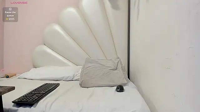 Olivia Stevens online show from February 28, 7:35 pm