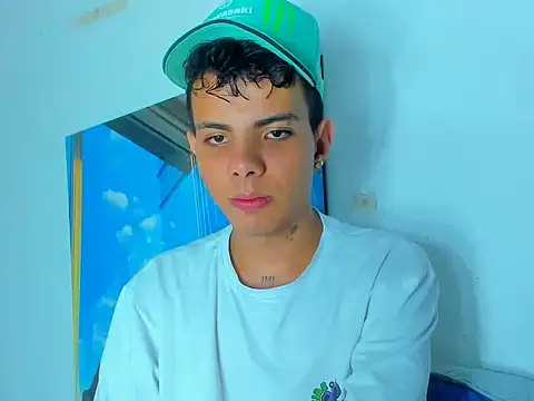 Snapshot of Alessandro_1610 chatting on February 25, 4:35 am Alessandro 1610 online show from February 25, 4:35 am