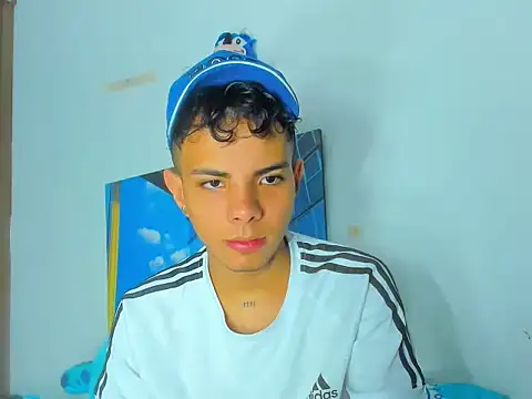 Snapshot of Alessandro_1610 chatting on March 13, 8:37 am Alessandro 1610 online show from March 13, 8:37 am