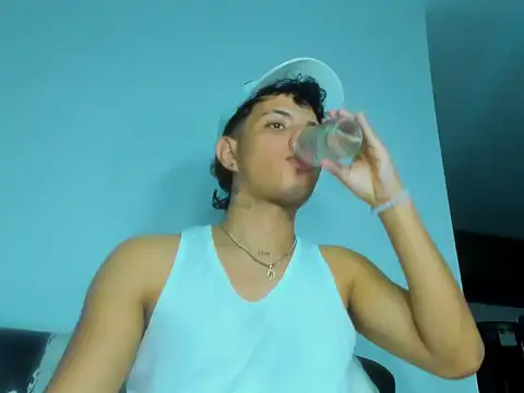 Snapshot of Alessandro_1610 chatting on September 16, 12:55 am Alessandro 1610 online show from September 16, 12:55 am