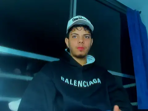 Snapshot of Alessandro_1610 chatting on October 2, 5:58 am Alessandro 1610 online show from October 2, 5:58 am