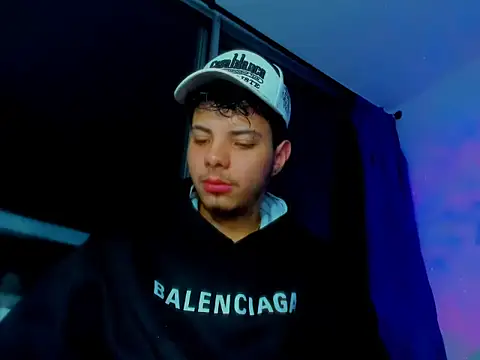 Snapshot of Alessandro_1610 chatting on October 3, 5:26 am Alessandro 1610 online show from October 3, 5:26 am