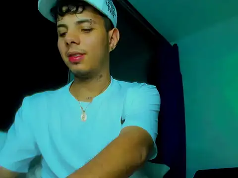 Snapshot of Alessandro_1610 chatting on October 15, 2:44 am Alessandro 1610 online show from October 15, 2:44 am